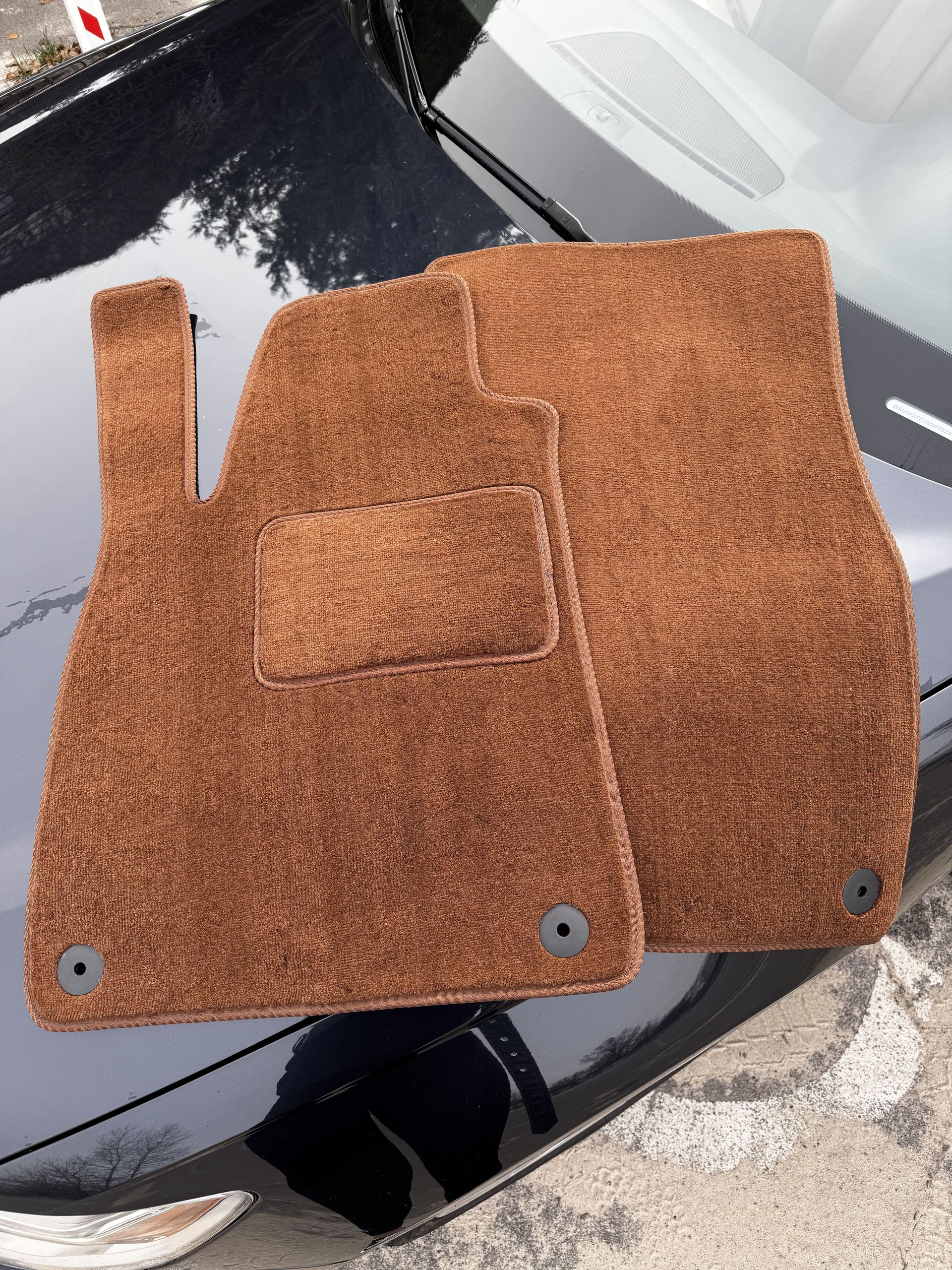 Коричневий