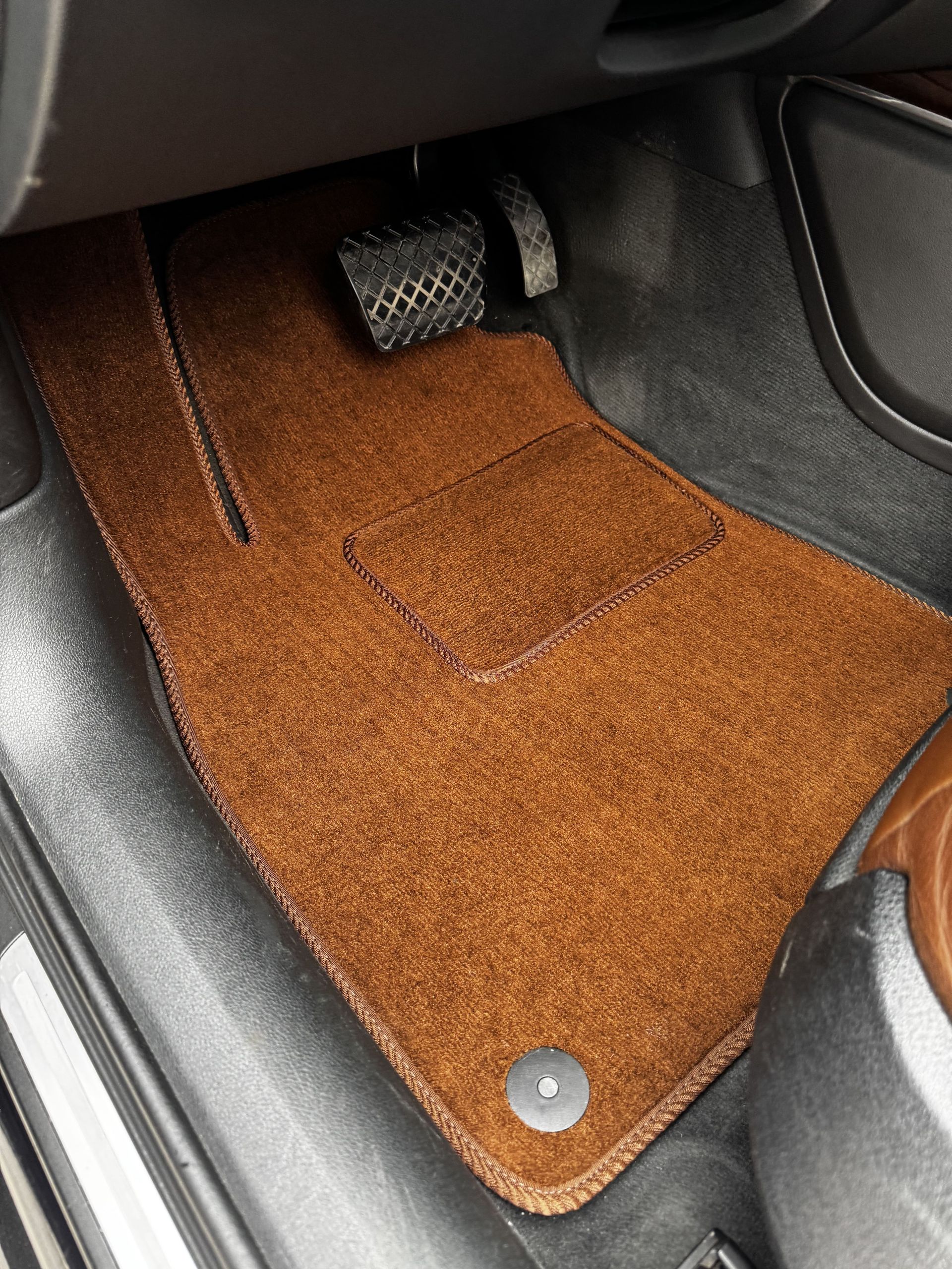 Коричневий