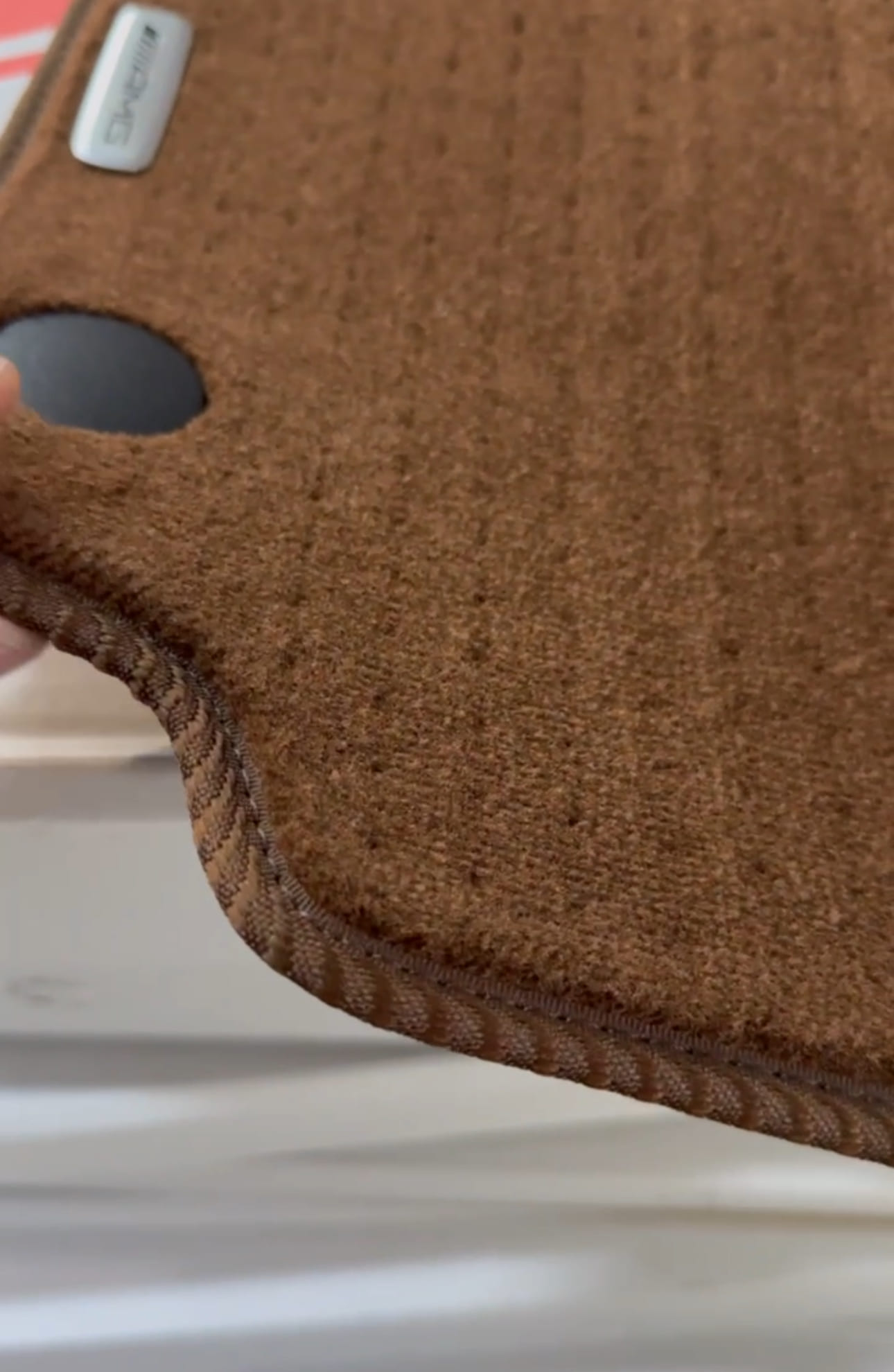 Коричневий