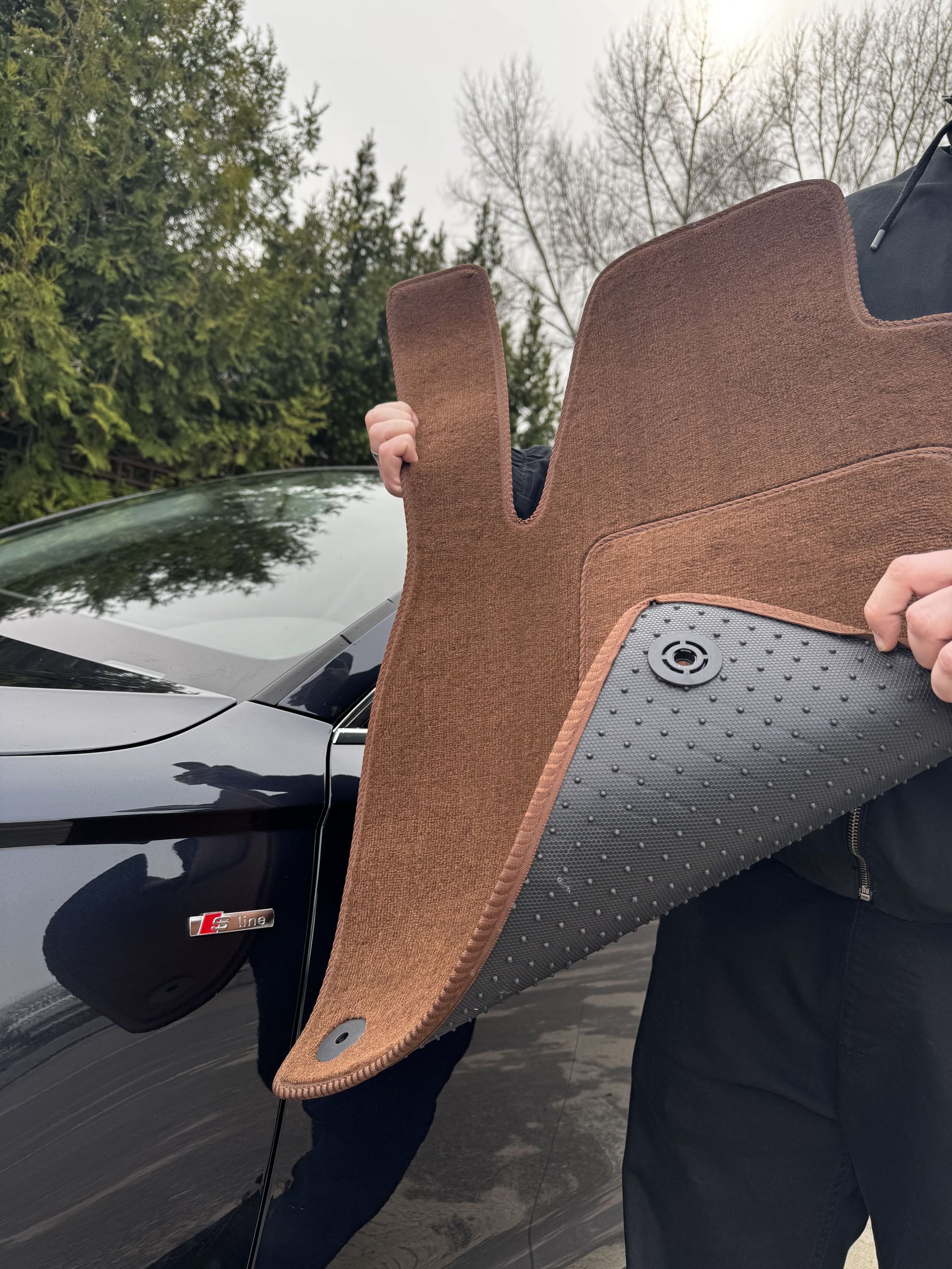 Коричневий