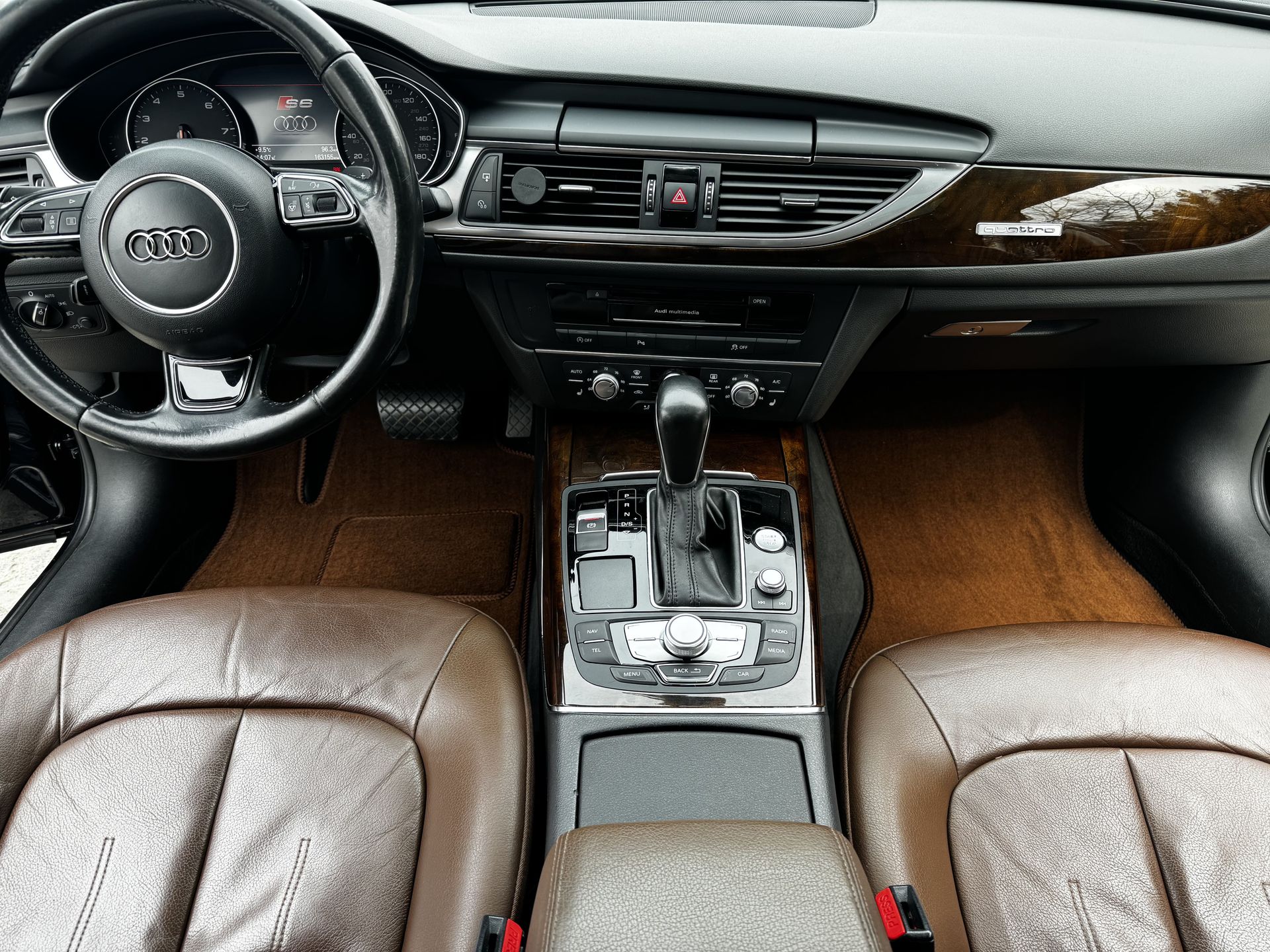 Коричневий