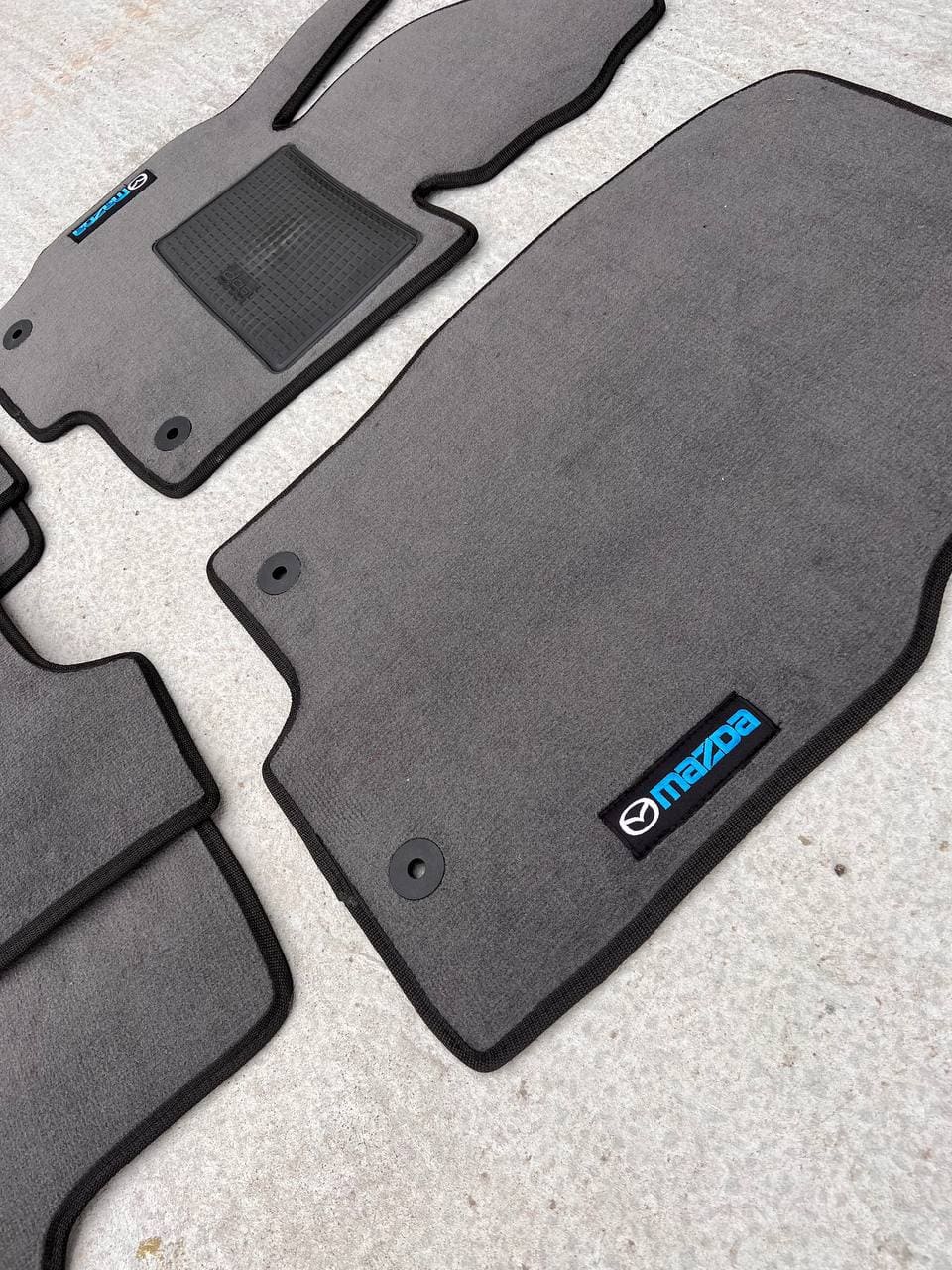 Світло сірий