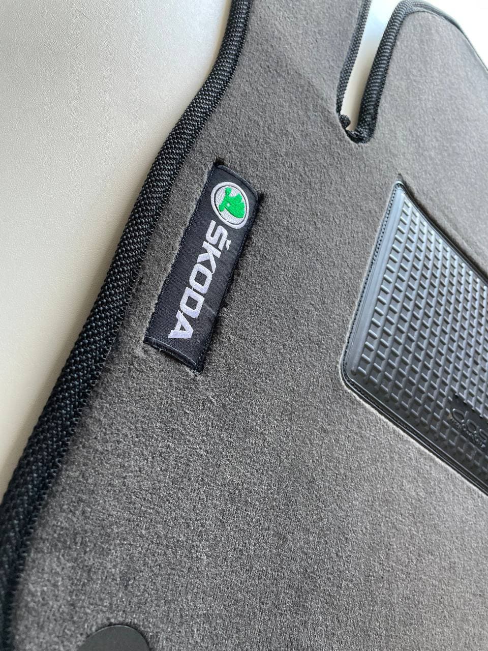 Світло сірий